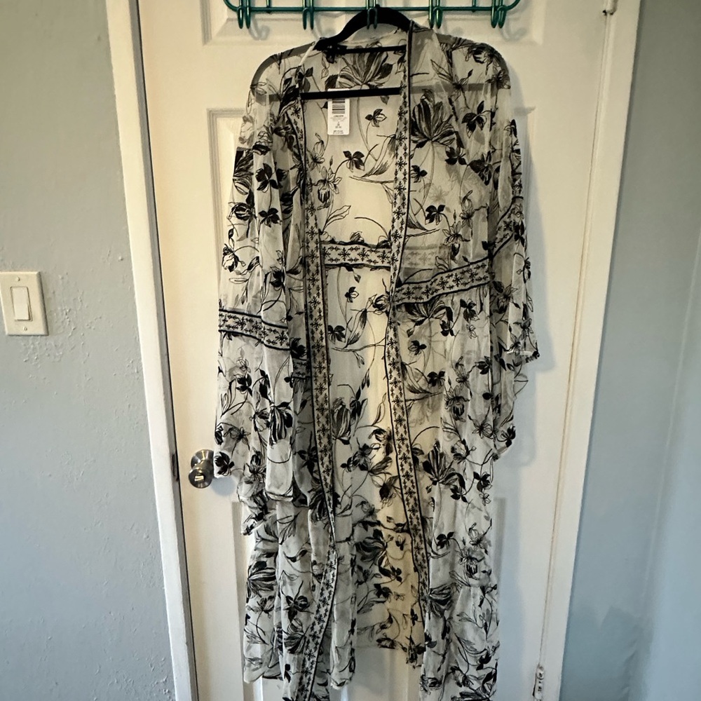 NWT - City Chic - embroidered Floral Sheer Kimono - 3x